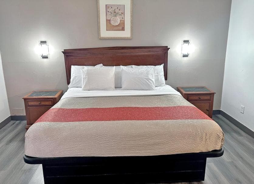 Red Carpet Inn - Stamford