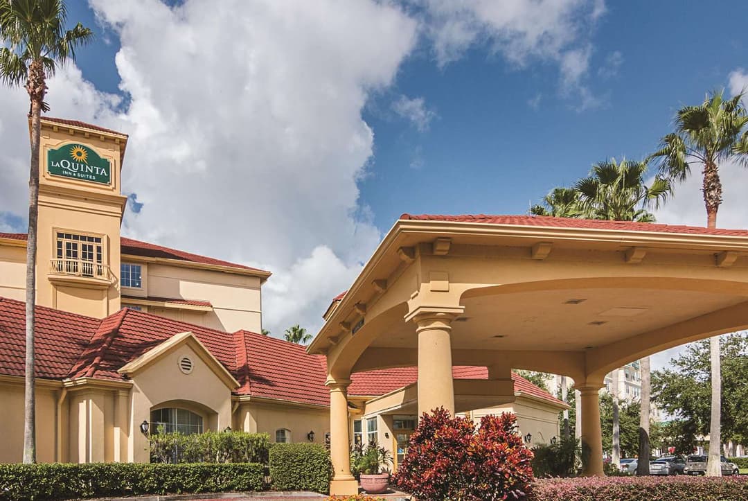 La Quinta Inn & Suites by Wyndham Orlando Airport at Gateway Village