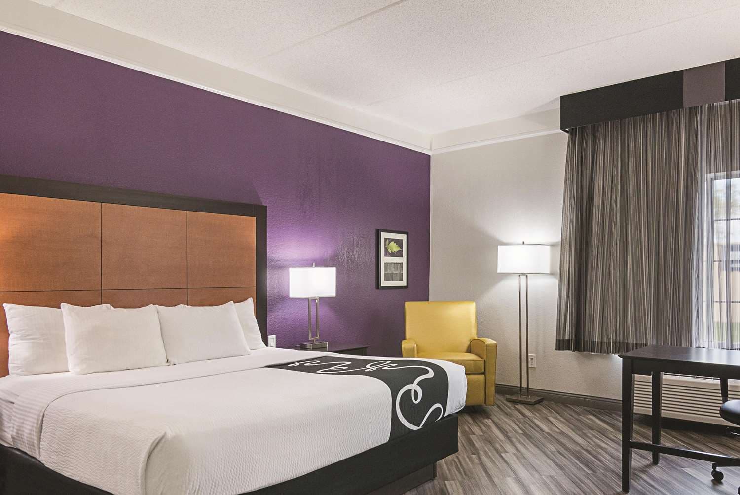 La Quinta Inn & Suites by Wyndham Orlando Airport at Gateway Village