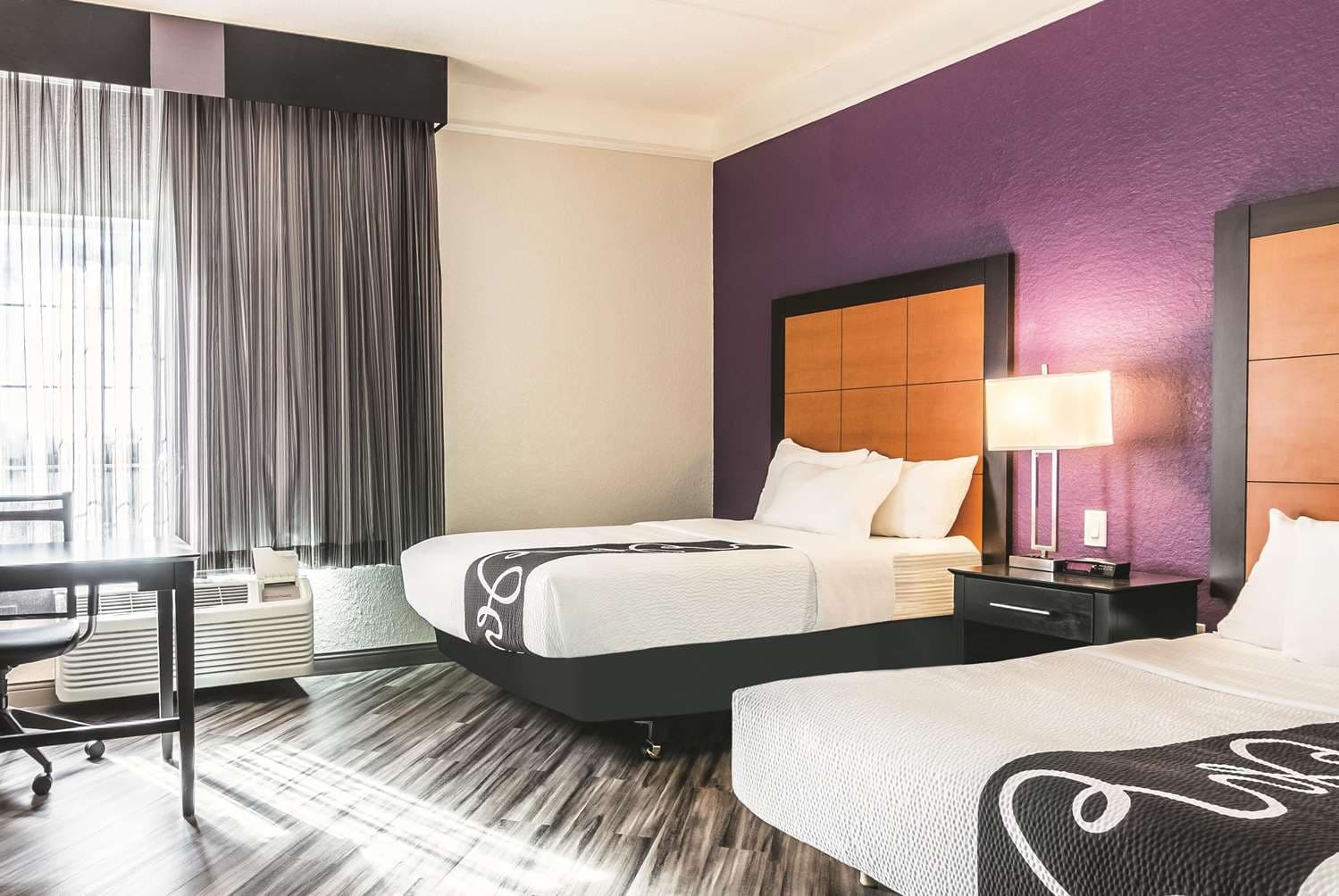 La Quinta Inn & Suites by Wyndham Orlando Airport at Gateway Village