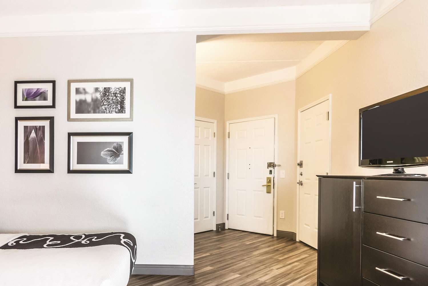 La Quinta Inn & Suites by Wyndham Orlando Airport at Gateway Village