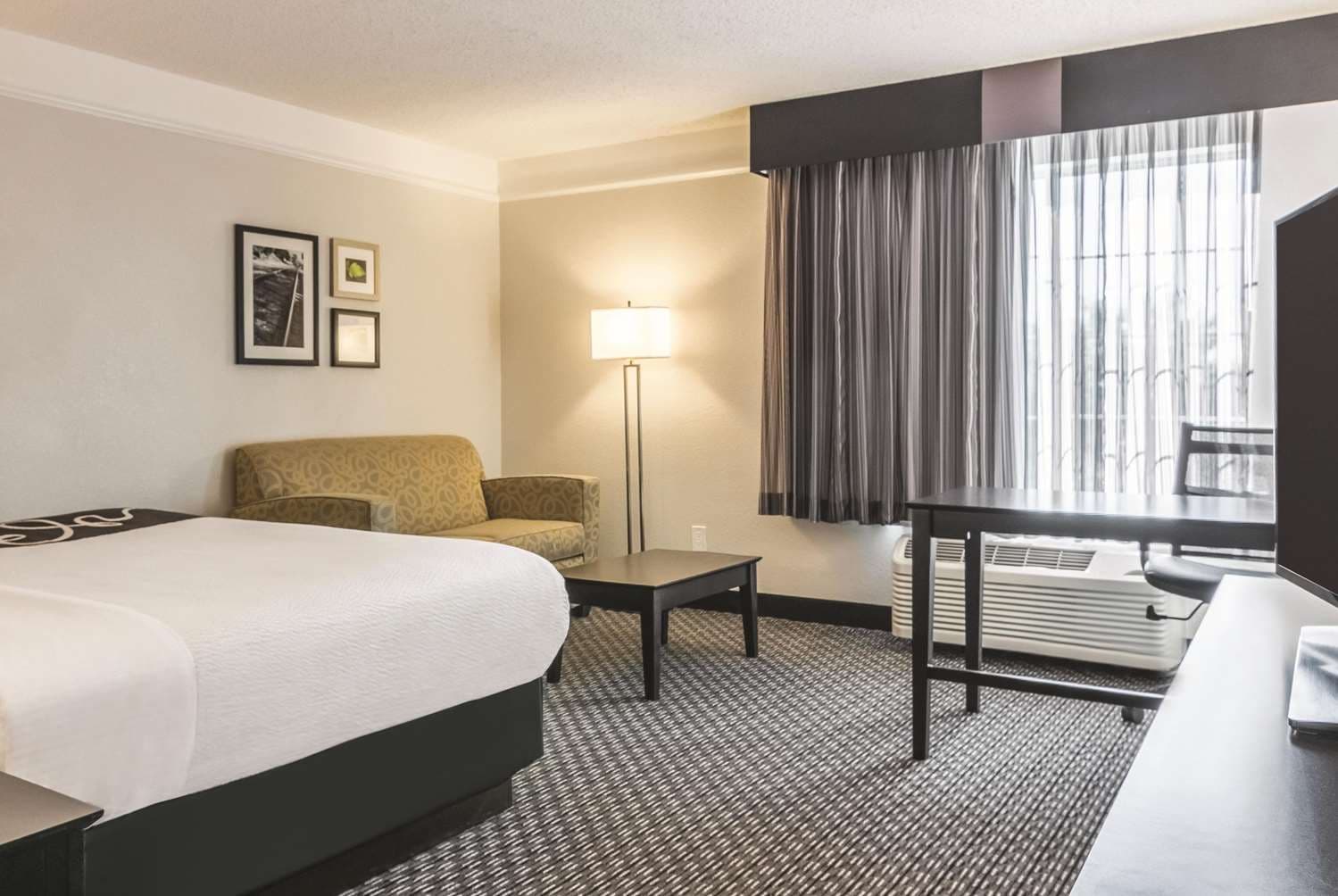 La Quinta Inn & Suites by Wyndham Orlando Airport at Gateway Village