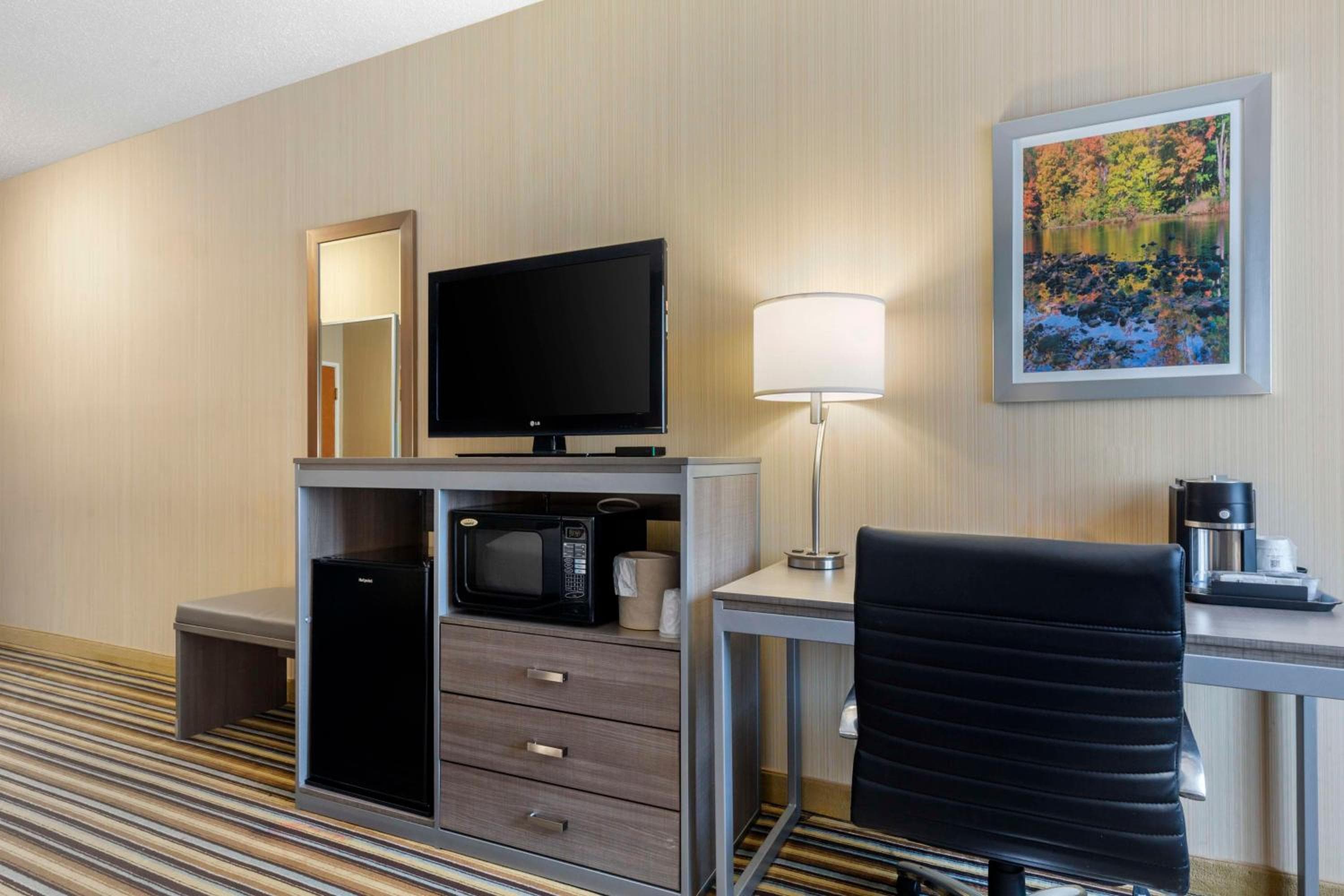 Best Western PLUS NEW ENGLAND INN & SUITES